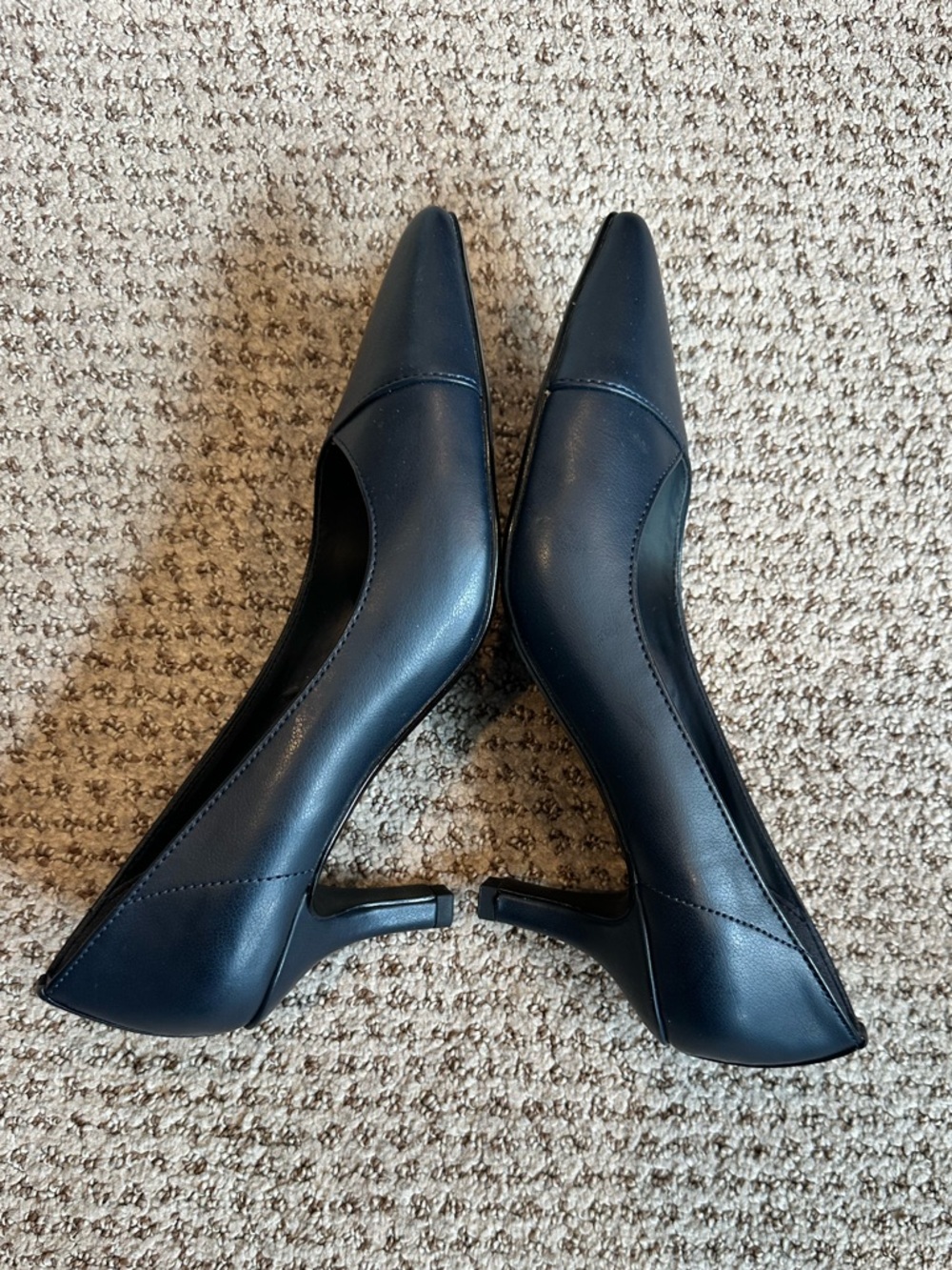 Brand New! Easy Spirit Navy 2 inch heels. Size 5 - Picture 5 of 8